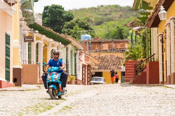 TRINIDAD, CUBA - 16 de maio de 2017: Um homem de moto em uma rua da cidade. Espaço de cópia para texto . — Fotografia de Stock