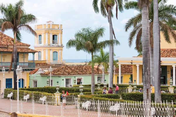 TRINIDAD, CUBA - 16 DE MAYO DE 2017: Vista de la plaza de la ciudad. Copiar espacio para texto . — Foto de Stock