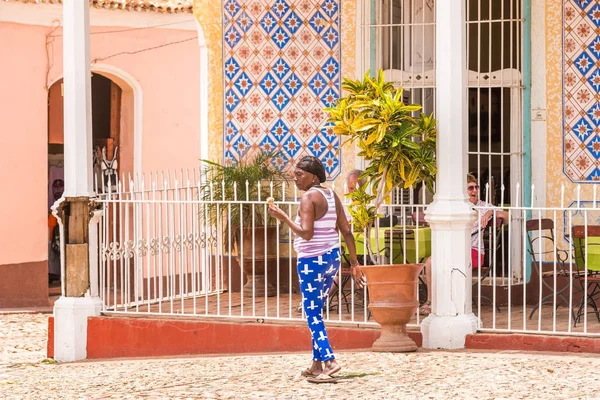 Трінідад - 16 травня 2017: Кубинський Літня жінка на міській вулиці. Копія простір для тексту — стокове фото