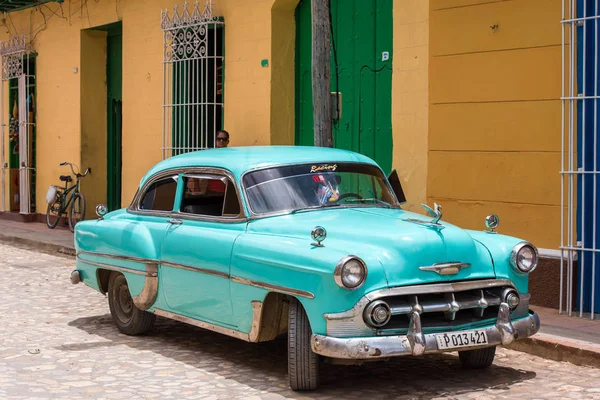 Куба, Гавани - 5 травня 2017: Синій американський ретро автомобіля на міській вулиці. Копія простір для тексту. — стокове фото