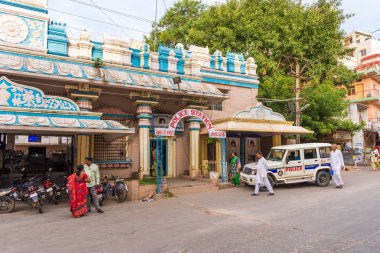 Puttaparthi, Andhra Pradesh, Hindistan - 9 Temmuz 2017: Görünüm karakol binası. Metin için yer kopyalayın.
