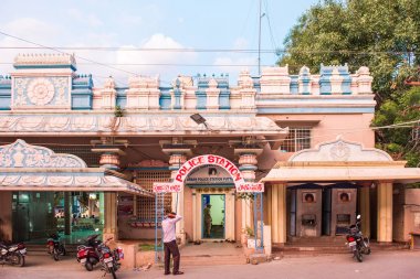 Puttaparthi, Andhra Pradesh, Hindistan - 9 Temmuz 2017: Görünüm karakol binası. Metin için yer kopyalayın.