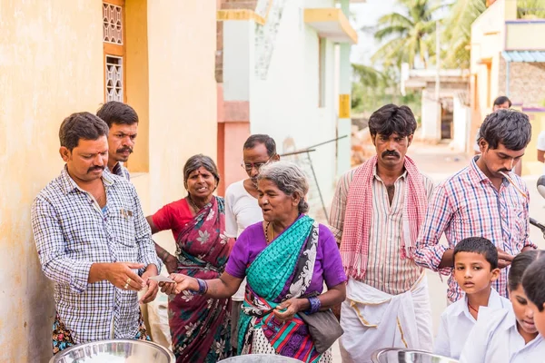 Puttaparthi, Andhra Pradesh, Hindistan - 9 Temmuz 2017: Bir grup insan bir yemek için sıraya. Yakın çekim.