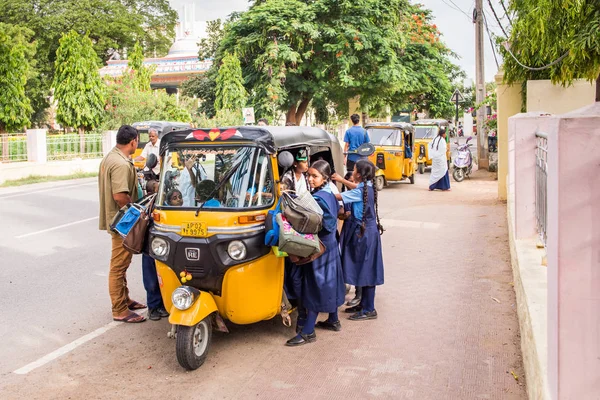 Puttaparthi, Andhra Pradesh, India - 2017. július 9.: Egy csoport ember az úton, közel a city taxi. Hely, a szöveg másolása. — Stock Fotó