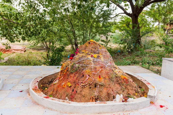 View of the ritual hill, Puttaparthi, Andhra Pradesh, India. Copy space for text. — Stock Photo, Image