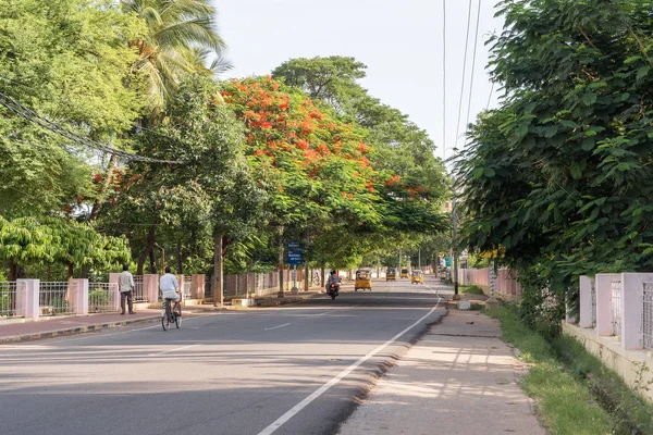 PUTTAPARTHI, ANDHRA PRADESH, ÍNDIA - 9 de julho de 2017: Vista da rua da cidade. Espaço de cópia para texto . — Fotografia de Stock
