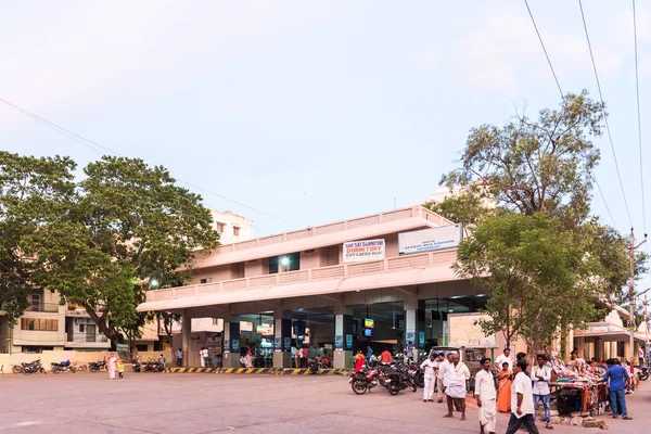 PUTTAPARTHI, ANDHRA PRADESH, ÍNDIA - 9 de julho de 2017: Vista do edifício da estação rodoviária. Espaço de cópia para texto . — Fotografia de Stock