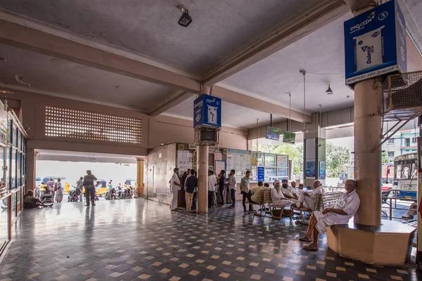 PUTTAPARTHI, ANDHRA PRADESH, INDE - 9 JUILLET 2017 : Vue de l'intérieur de la gare routière. Espace de copie pour le texte . — Photo