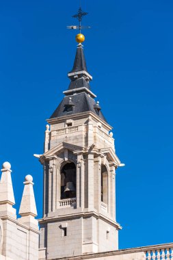 Madrid, İspanya - 26 Eylül 2017: Mavi gökyüzü adam üzerinde Almudena Katedrali. Metin için yer kopyalayın. Dikey.