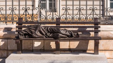 Madrid, İspanya - 26 Eylül 2017: Heykel sokak şehirde evsiz bir adam. Metin için yer kopyalayın.