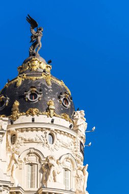 Madrid, İspanya - 26 Eylül 2017: Metropolis görünümü bina. Metin için yer kopyalayın. Dikey