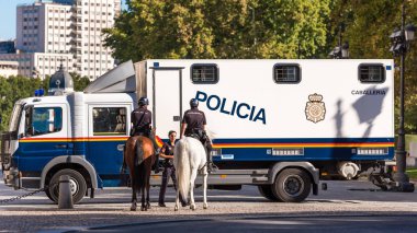 Madrid, İspanya - 26 Eylül 2017: Madrid merkezi atlı polis. Metin için yer kopyalayın. 