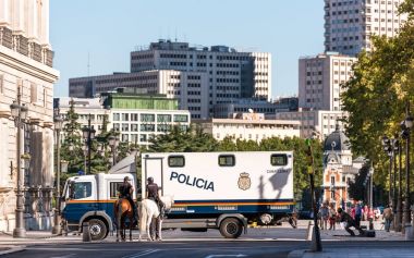 Madrid, İspanya - 26 Eylül 2017: Madrid merkezi atlı polis. Metin için yer kopyalayın
