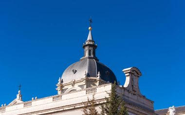 Katedral Almudena mavi gökyüzü adam, Madrid, İspanya üzerinde. Metin için yer kopyalayın.