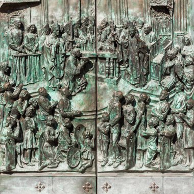 Kısma neo-Gotik Santa Maria La Madrid, İspanya Real de La Almudena kapısını. Yakın çekim.