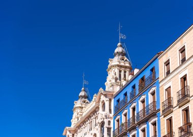 Mavi gökyüzü, Madrid, İspanya şehir binaların görünümü. Metin için yer kopyalayın.