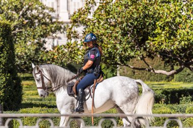 Madrid, İspanya - 26 Eylül 2017: Madrid merkezi atlı polis. Metin için yer kopyalayın. 