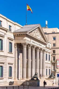 Madrid, İspanya - 26 Eylül 2017: Palacio de las Cortes veya Congreso de los Diputados (Kongre milletvekilleri). Metin için yer kopyalayın. Dikey.