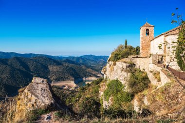Santa Maria de Siurana, Siurana, Tarragona, Catalunya, İspanya ve Romanesk kilise görünümünü. Metin için yer kopyalayın. 