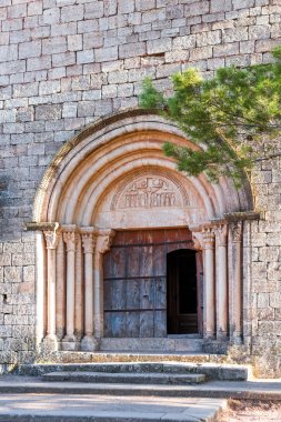 Santa Maria de Siurana, Siurana, Tarragona, İspanya kilise için ana giriş görünümünü. Metin için yer kopyalayın. Dikey.