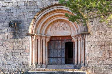 Santa Maria de Siurana, Siurana, Tarragona, İspanya kilise için ana giriş görünümünü. Metin için yer kopyalayın.