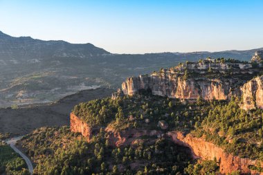 Kayalık peyzaj etrafında Siurana de Prades, Tarragona, İspanya. Metin için yer kopyalayın.