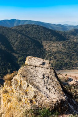 Siurana de Prades, Tarragona, İspanya kayalık manzarada. Metin için yer kopyalayın. Dikey.