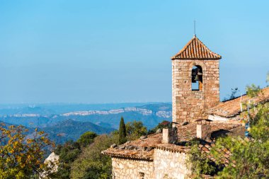 Santa Maria de Siurana, Siurana, Tarragona, İspanya ve Romanesk kilise görünümünü. Metin için yer kopyalayın.