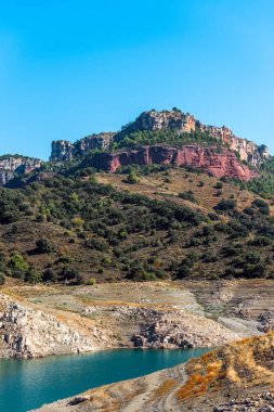Siurana de Prades, Tarragona, İspanya kayalık manzarada. Metin için yer kopyalayın. Dikey.