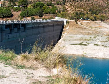 Rezervuar Pantano De Siurana, Tarragona, İspanya. Metin için yer kopyalayın. 