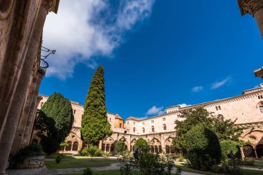 Tarragona, İspanya - 4 Ekim 2017: Tarragona Cathedral (Katolik Katedrali) avlusu görünümünü güneşli bir günde. Metin için yer kopyalayın.