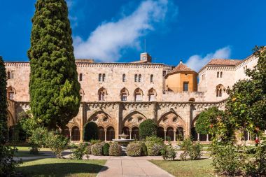 Tarragona, İspanya - 4 Ekim 2017: Tarragona Cathedral (Katolik Katedrali) avlusu görünümünü güneşli bir günde. Metin için yer kopyalayın.