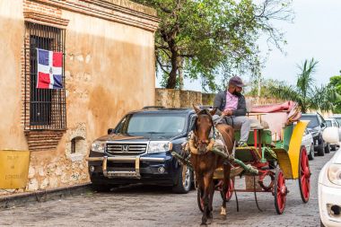 Santo Domingo, Dominik Cumhuriyeti - 8 Ağustos 2017: retro bir satır boşluğu bir şehir sokak üzerinde Arabacı. Metin için yer kopyalayın.