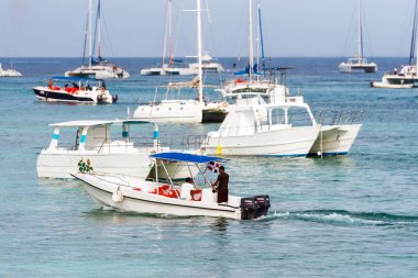 Bayahibe, Dominik Cumhuriyeti - 21 Mayıs 2017: kıyıya yakın tekneler. Metin için yer kopyalayın.