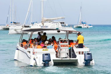 Bir botla sahile Bayahibe, Dominik Cumhuriyeti - 21 Mayıs 2017: turist. Metin için yer kopyalayın.