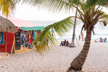 Kumlu sahilde Bayahibe, Dominik Cumhuriyeti - 21 Mayıs 2017: insanlar. Metin için yer kopyalayın.