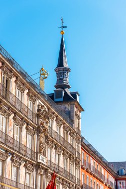 Madrid, İspanya - 26 Eylül 2017: Mavi gökyüzü adam üzerinde Almudena Katedrali. Metin için yer kopyalayın. Dikey.