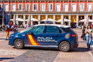 Madrid, İspanya - 26 Eylül 2017: Polis arabası Kraliyet Sarayı Binası meydanında. Metin için yer kopyalayın.