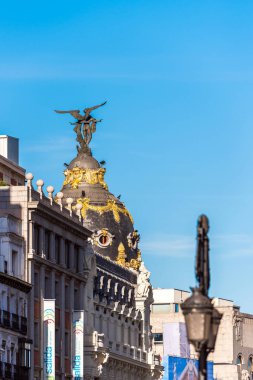 Madrid, İspanya - 26 Eylül 2017: Metropolis görünümü bina. Metin için yer kopyalayın. Dikey.