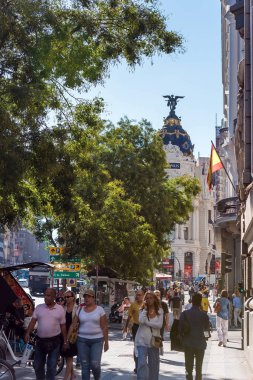 Madrid, İspanya - 26 Eylül 2017: Metropolis görünümü bina. Metin için yer kopyalayın. Dikey.