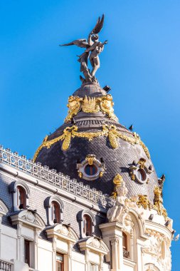 Madrid, İspanya - 26 Eylül 2017: Metropolis görünümü bina. Metin için yer kopyalayın. Dikey.