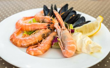 Tablo yakın çekim, Siurana, Catalunya, Sp plaka üzerinde lezzetli deniz ürünleri