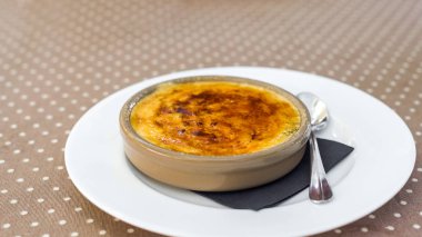 Lor güveç, bir tabak, Siurana, Catalunya, İspanya içinde şeker serpilir. Yakın çekim.