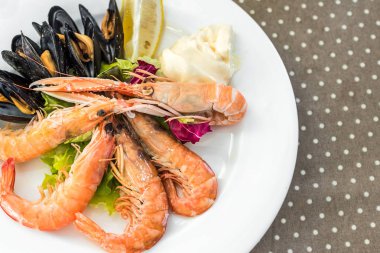 Tablo yakın çekim, Siurana, Catalunya, İspanya üzerinde plaka üzerinde lezzetli deniz ürünleri.