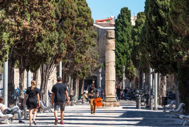 Tarragona, İspanya - 17 Eylül 2017: Görünümünü bir şehir sokak üzerinde eski bir anıt. Metin için yer kopyalayın.                    