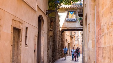 Tarragona, İspanya - 17 Eylül 2017: Bina görünümünü Estelada bayrağı ile. Metin için yer kopyalayın.   