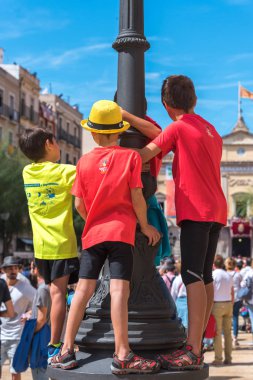 Tarragona, İspanya - 17 Eylül 2017: Çocuklar Santa Tecla tatilde. Dikey.