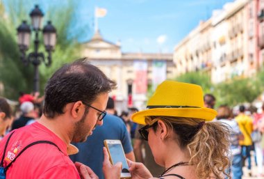 Tarragona, İspanya - 17 Eylül 2017: Kadın tatil Santa Tecla sarı şapkalı. Metin için yer kopyalayın.