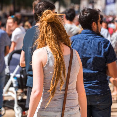 Tarragona, İspanya - 17 Eylül 2017: Kız tatil Santa Tecla kıvırcık saçlı. Yakın çekim.