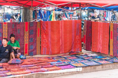 Louangphabang, Laos - 11 Ocak 2017: Yerel halk Ulusal kumaşlar ve Hatıra Eşyası yerel pazarda satmak. Metin için yer kopyalayın.